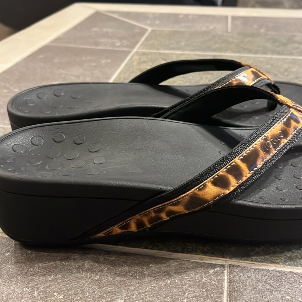 Vionic High Tide Leopard Print Thing Sandals 10 W. - image 7